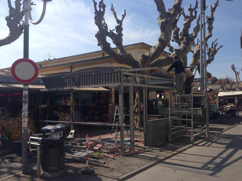 Piazza Cavour, via alla rimozione degli ultimi banchi abbandonati