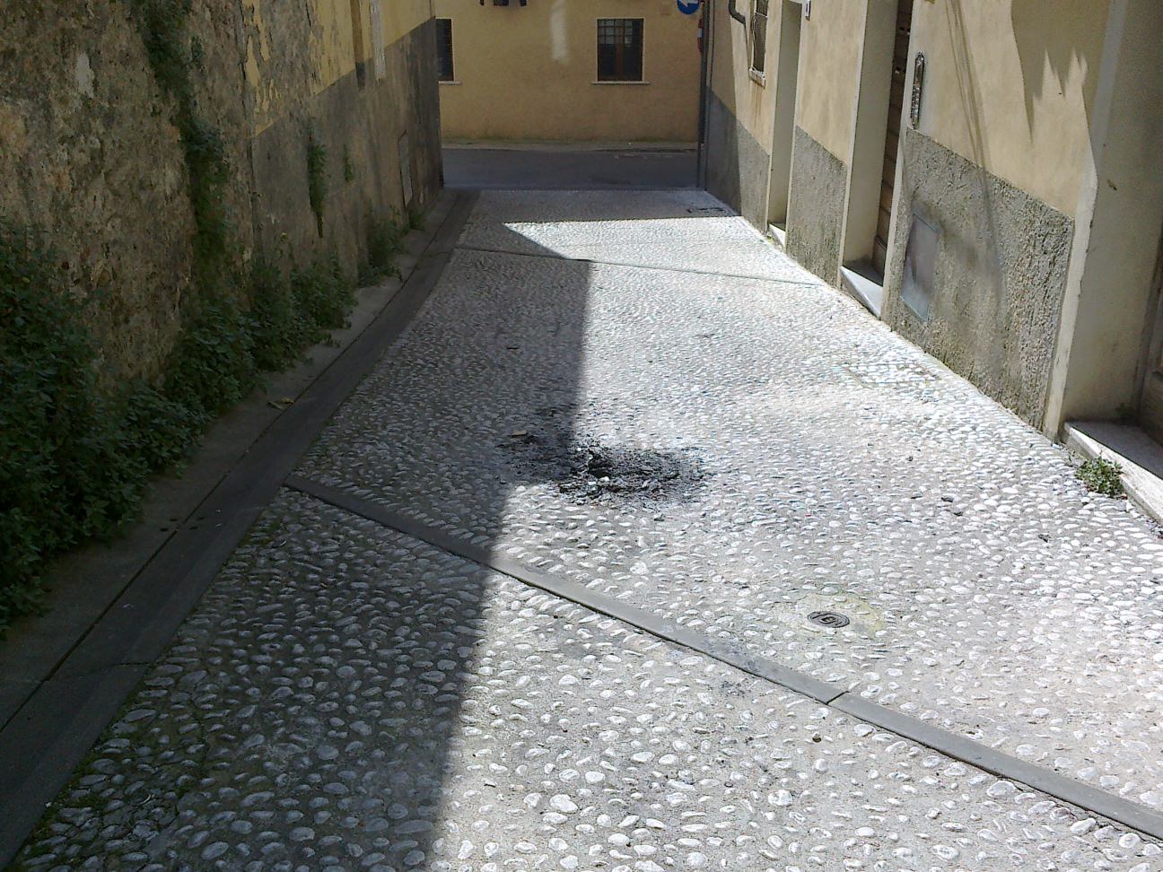 Cartone bruciato e cocci di ceramica nel centro storico di Pietrasanta