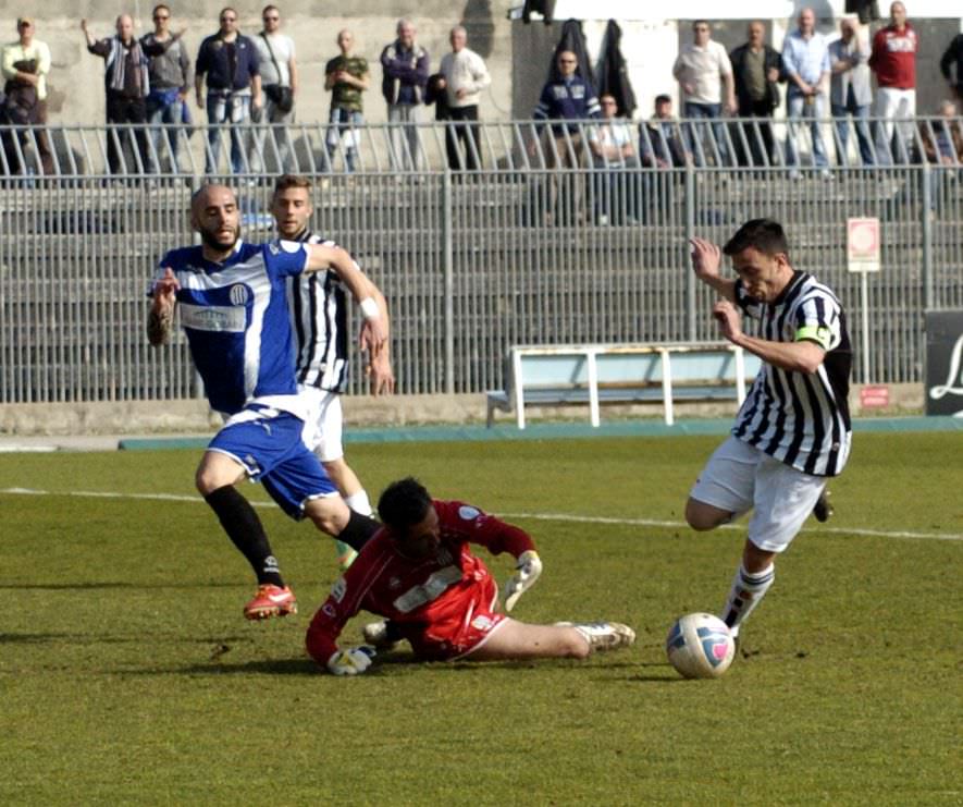 Prova sconcertante del Viareggio. L’Ascoli approfitta di due regali e gode