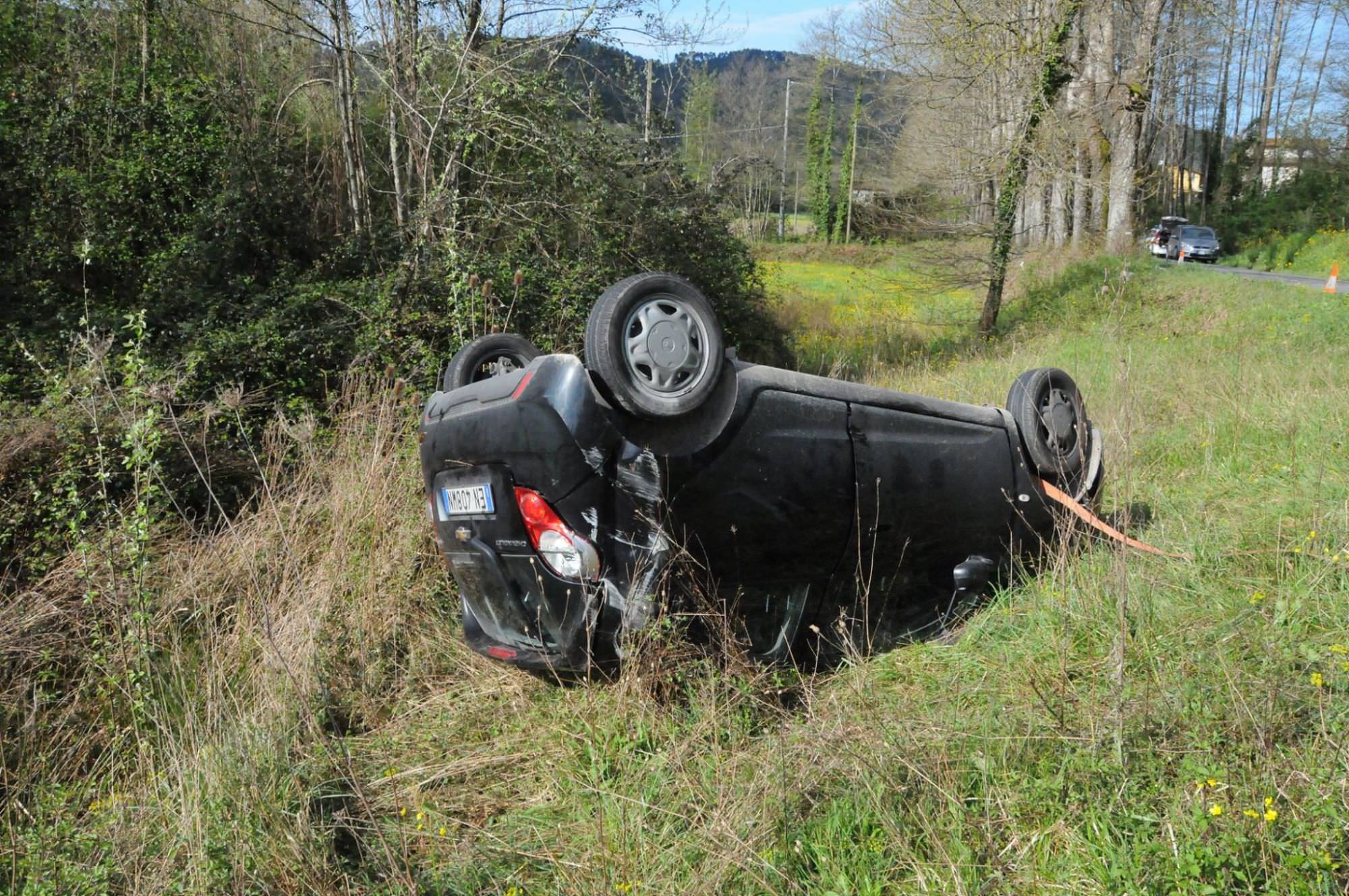 Auto pirata taglia la strada e scappa. Ragazza finisce con la macchina ribaltata sulla Provinciale