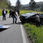Auto pirata taglia la strada e scappa. Ragazza finisce con la macchina ribaltata sulla Provinciale 1 CopyRight VersiliaToday
