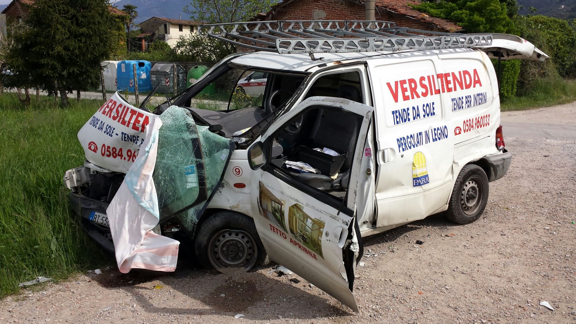 Terribile incidente in via Calagrande. Schianto tra due furgoni, in tre finiscono all’ospedale