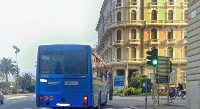 Autobus viaggia con le porte aperte. Proteste degli automobilisti