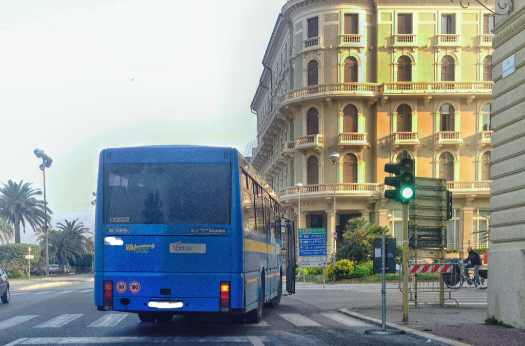 Autobus viaggia con le porte aperte. Proteste degli automobilisti