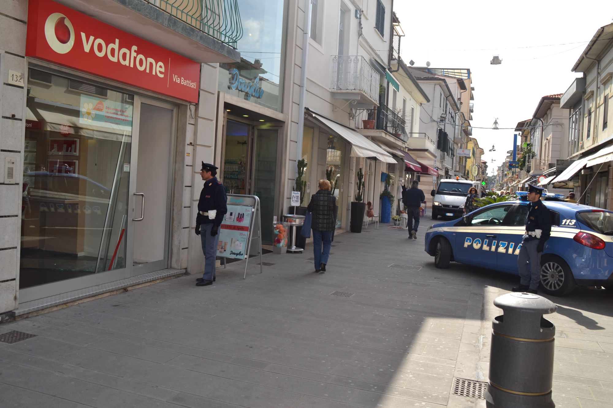 Spaccata in via Battisti, acciuffato uno dei ladri