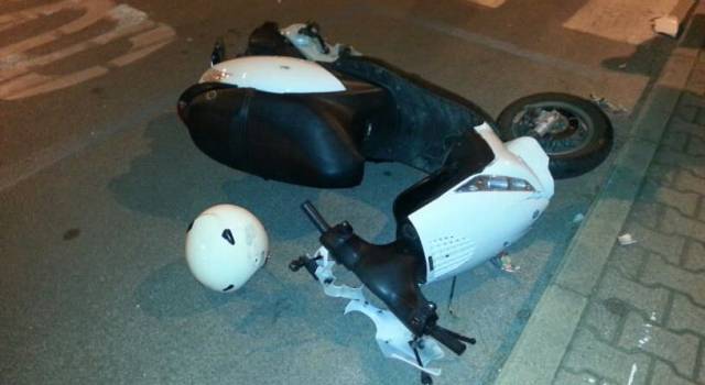 Auto travolge scooter in Darsena. Feriti due ragazzi (foto)
