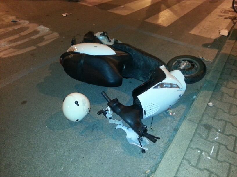 Auto travolge scooter in Darsena. Feriti due ragazzi (foto)