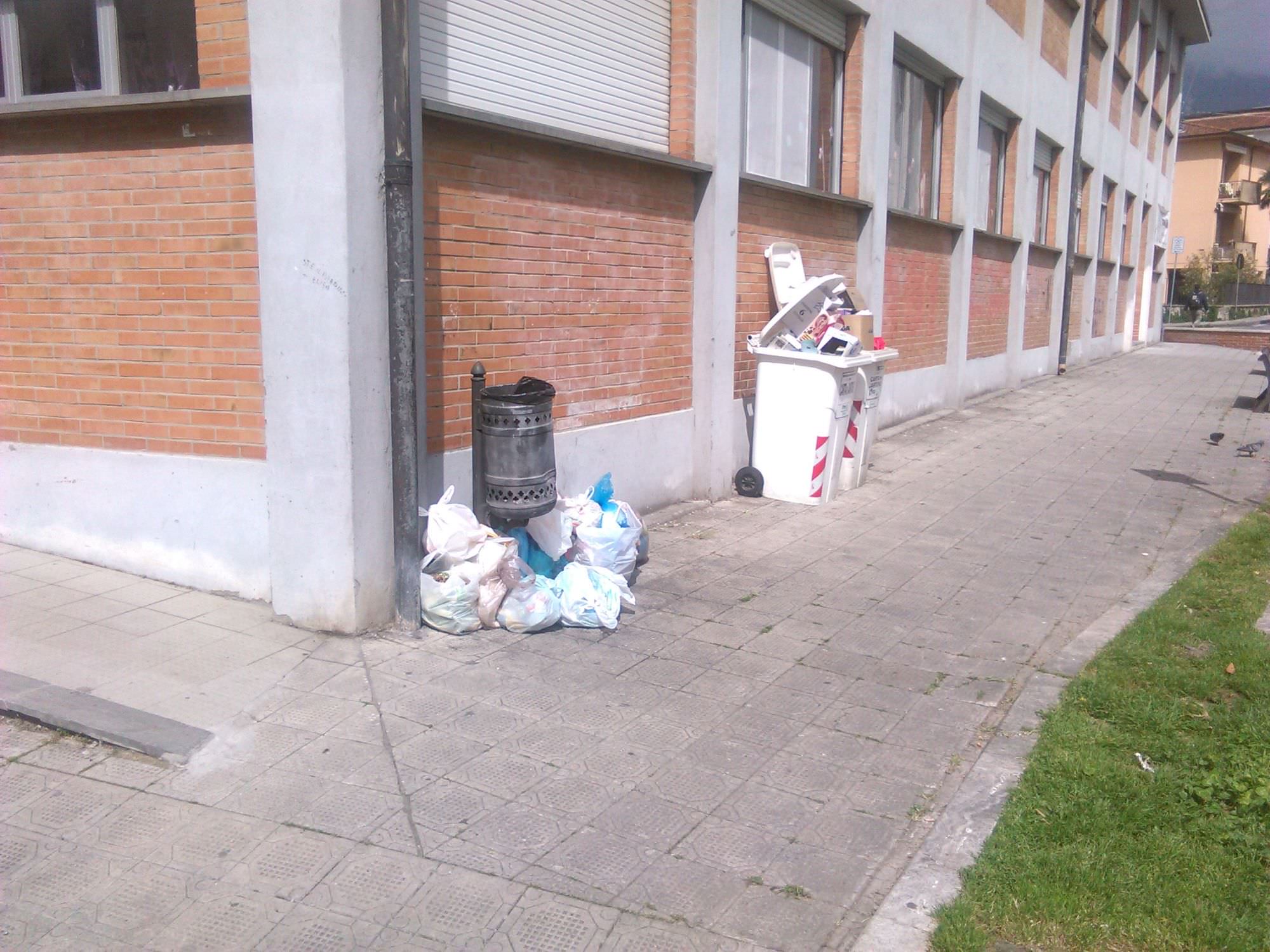 Una discarica a cielo aperto in centro a Camaiore