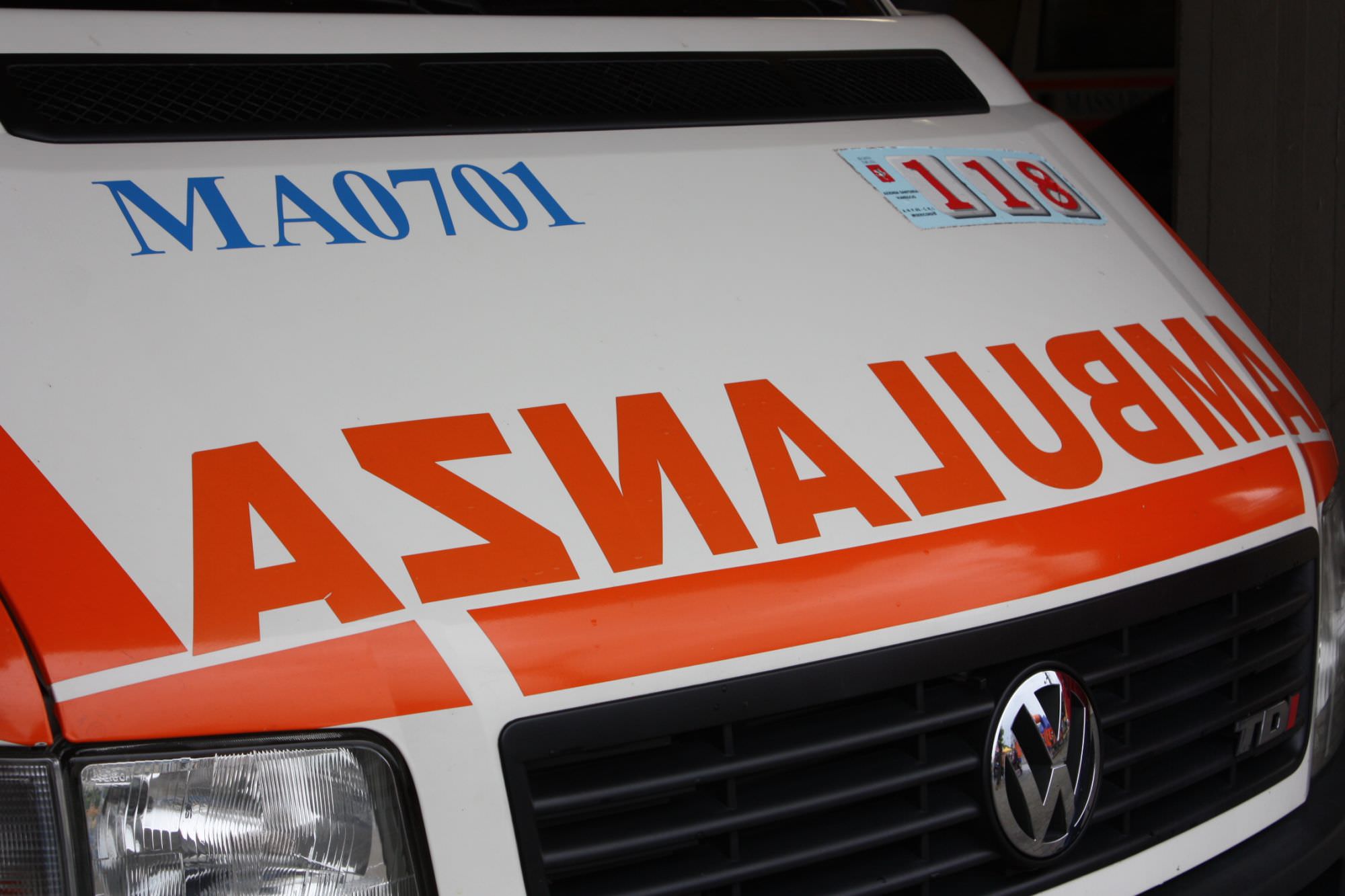 Incidenti lavoro: bloccati sotto materiale di scena, feriti 4 operai