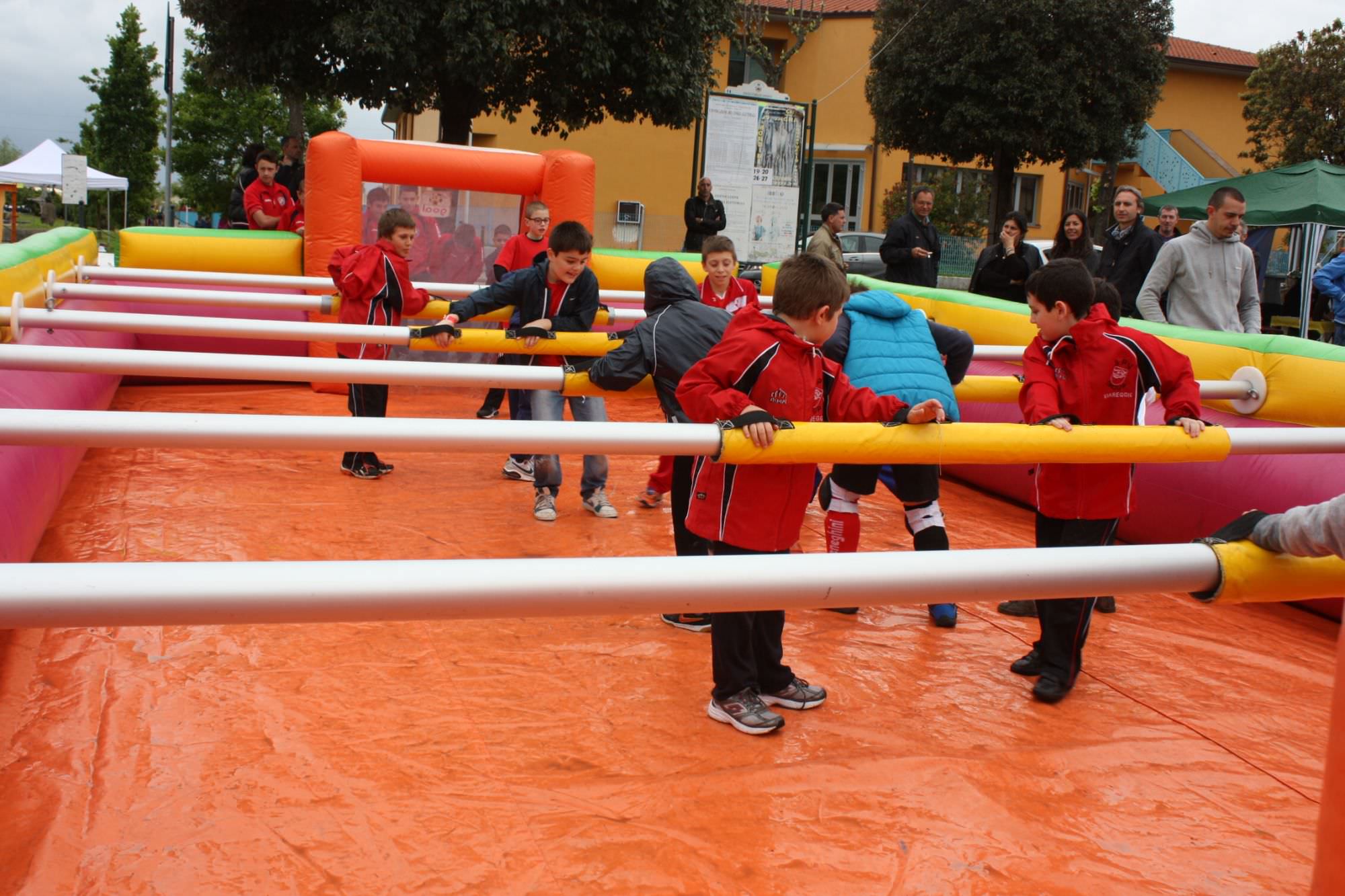 Un torneo di calcio balilla umano a Viareggio