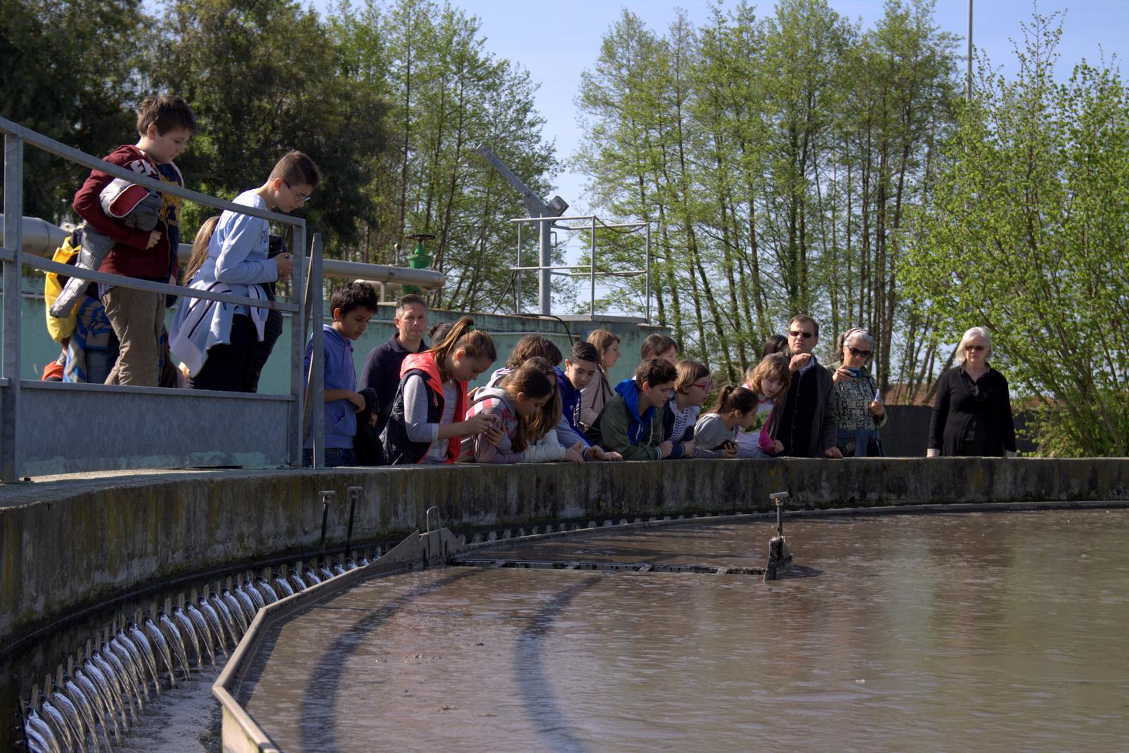 Gaia guida “Alla scoperta dell’acqua” i ragazzi delle scuole versiliesi negli impianti