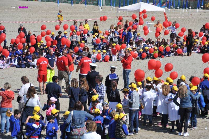 Centinaia di bambini in spiaggia per la giornata della sicurezza in mare (le foto)