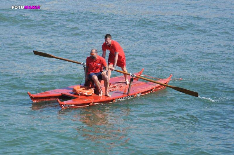 Una simulazione di salvataggio in mare a Torre del Lago