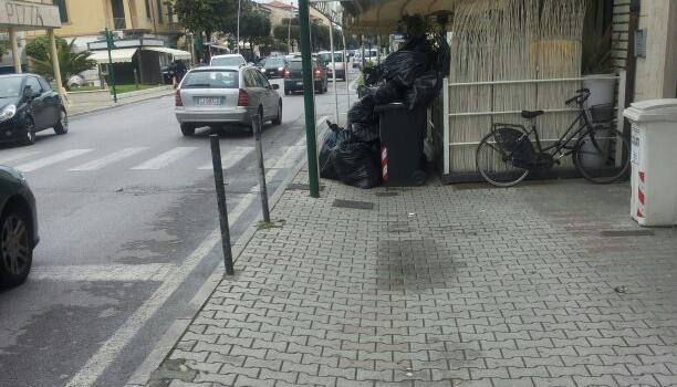Pasquetta di proteste a Lido: &#8220;troppi rifiuti per la strada&#8221;