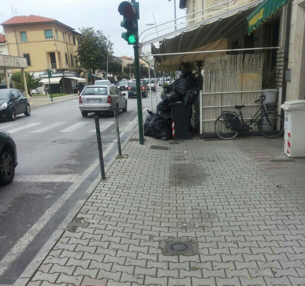 Pasquetta di proteste a Lido: “troppi rifiuti per la strada”