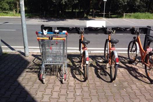 Carrelli della spesa al posto delle biciclette comunali