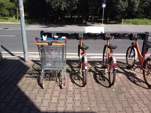 Carrelli della spesa al posto delle biciclette comunali