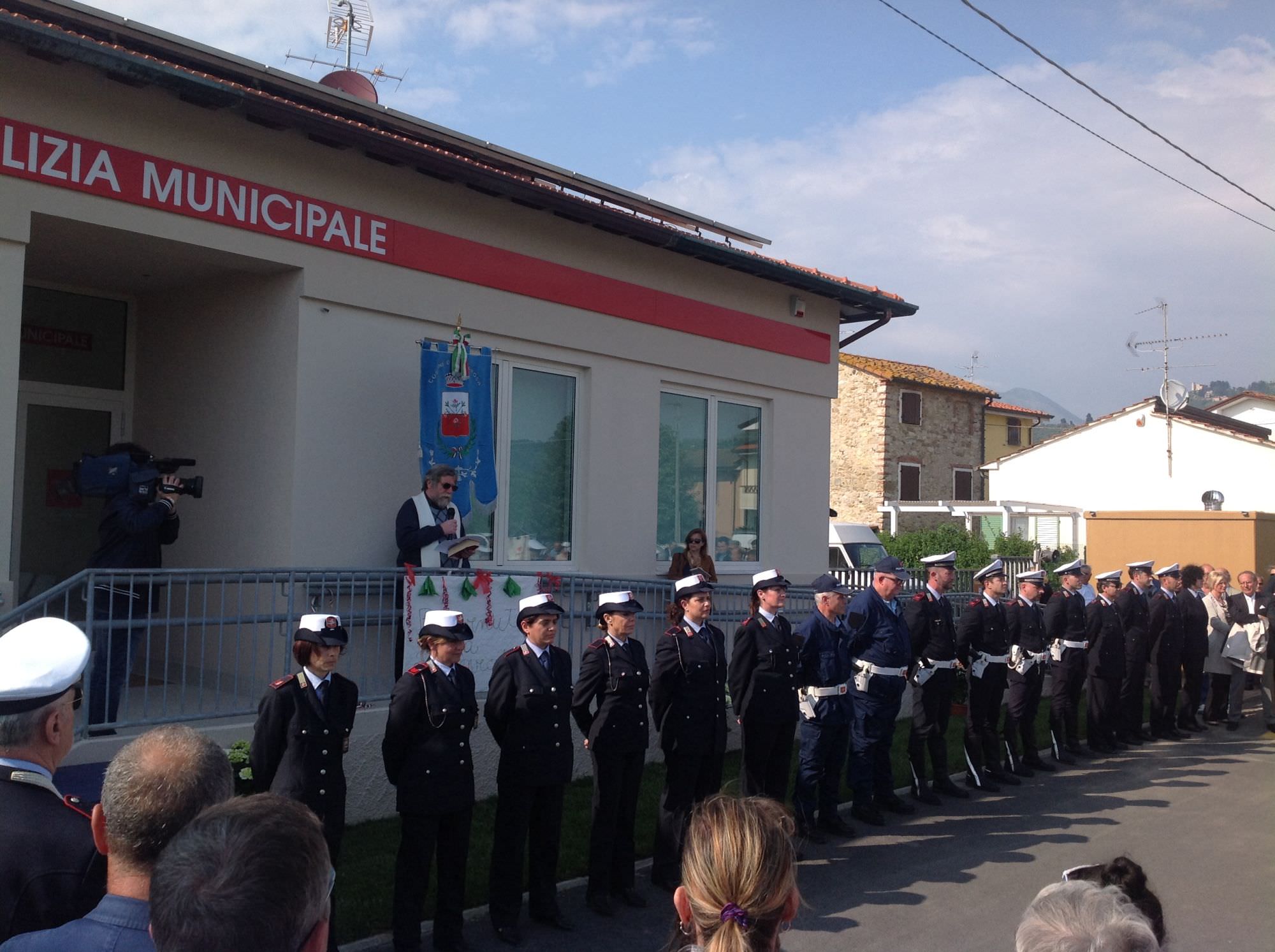 Taglio del nastro per la nuova sede della polizia municipale (le foto)