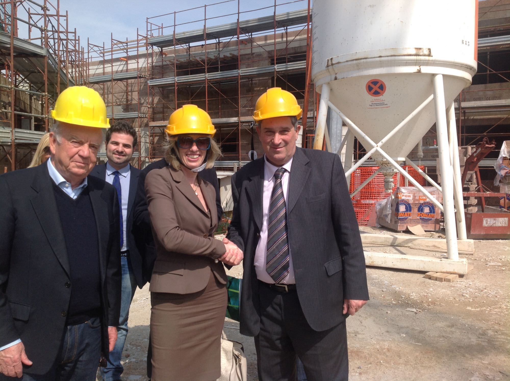 Il ministro dell’istruzione Giannini in visita al cantiere della scuola di Massarosa (le foto)