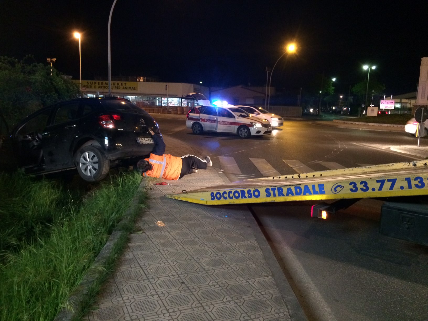 Incidente nella notte sulla via Aurelia, in tre finiscono all’ospedale