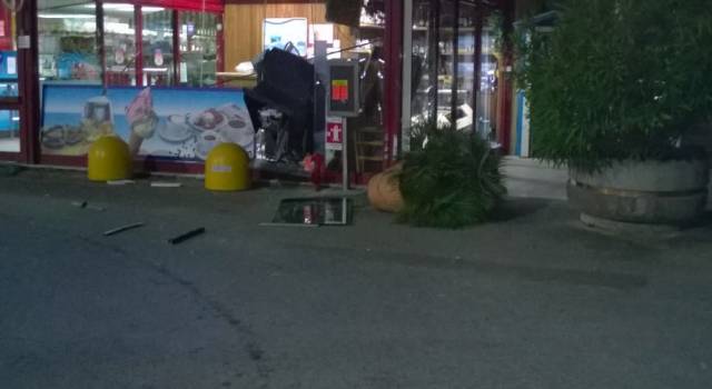 Rapina al Supermercato Rg a Forte dei Marmi. Un altro bancomat fatto esplodere nella notte