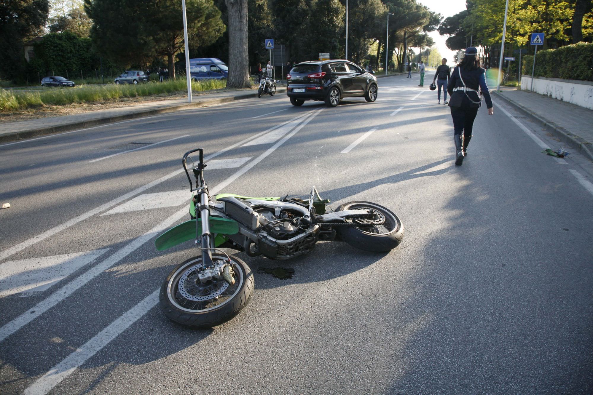 Muore giovane in sella alla sua moto. Fatale lo scontro con un’auto