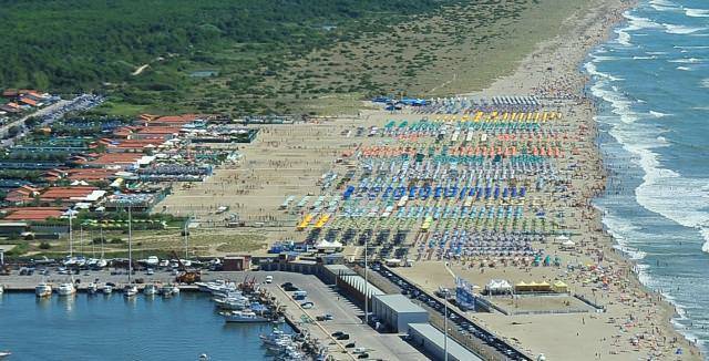 Un concorso mette in palio 10mila euro per la spiaggia del moletto di Viareggio