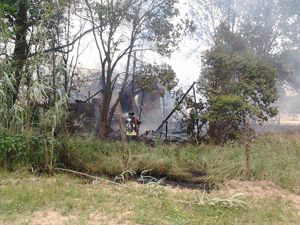 Incendio a Viareggio, prende fuoco il capannone del rione Migliarina. Evacuato un asilo