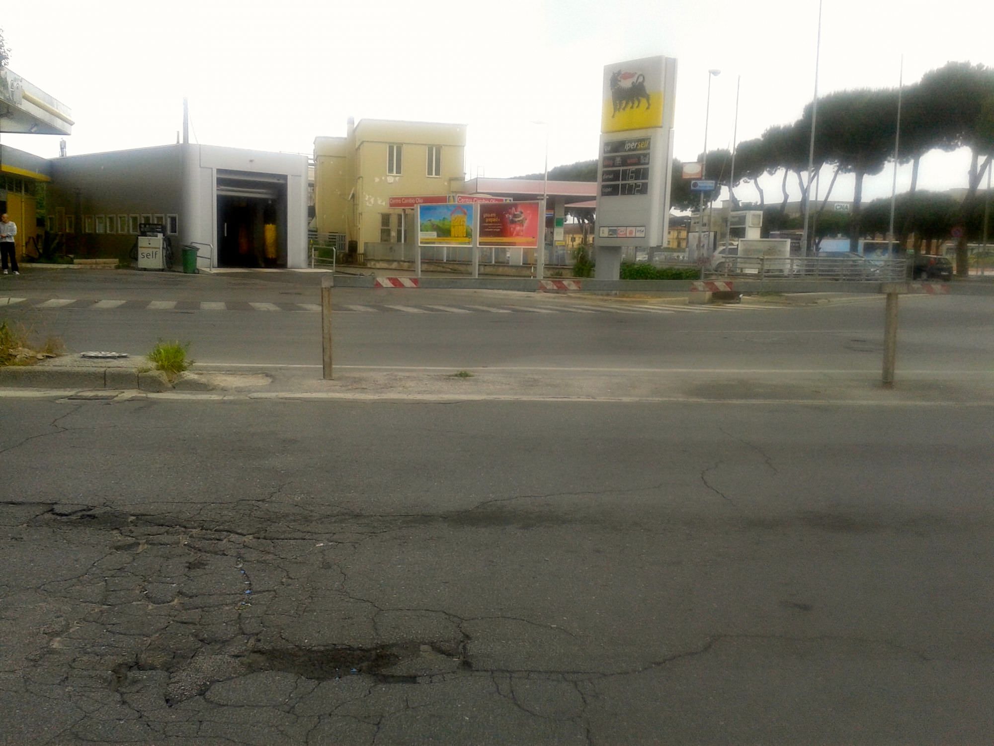 Pericolosa la sbarra in fondo al cavalcavia di largo Risorgimento