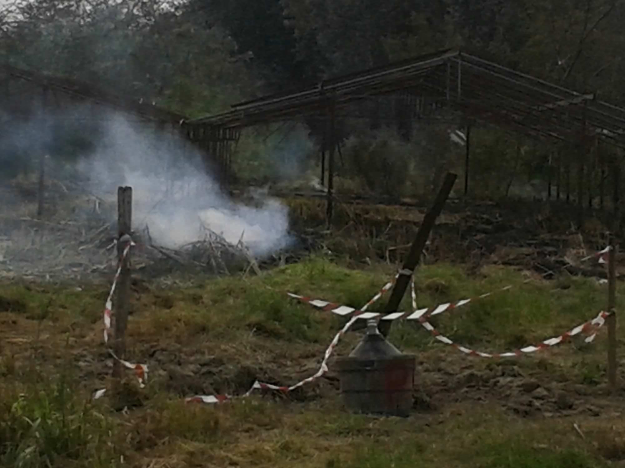 Incendio dietro il Fornacione. Due squadre di pompieri per spegnere le fiamme