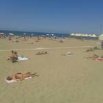Tintarella e primi bagni alla spiaggia libera in Darsena 1 (Foto: Vt)