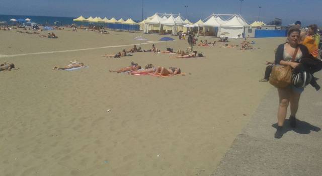 Tintarella e primi bagni alla spiaggia libera in Darsena