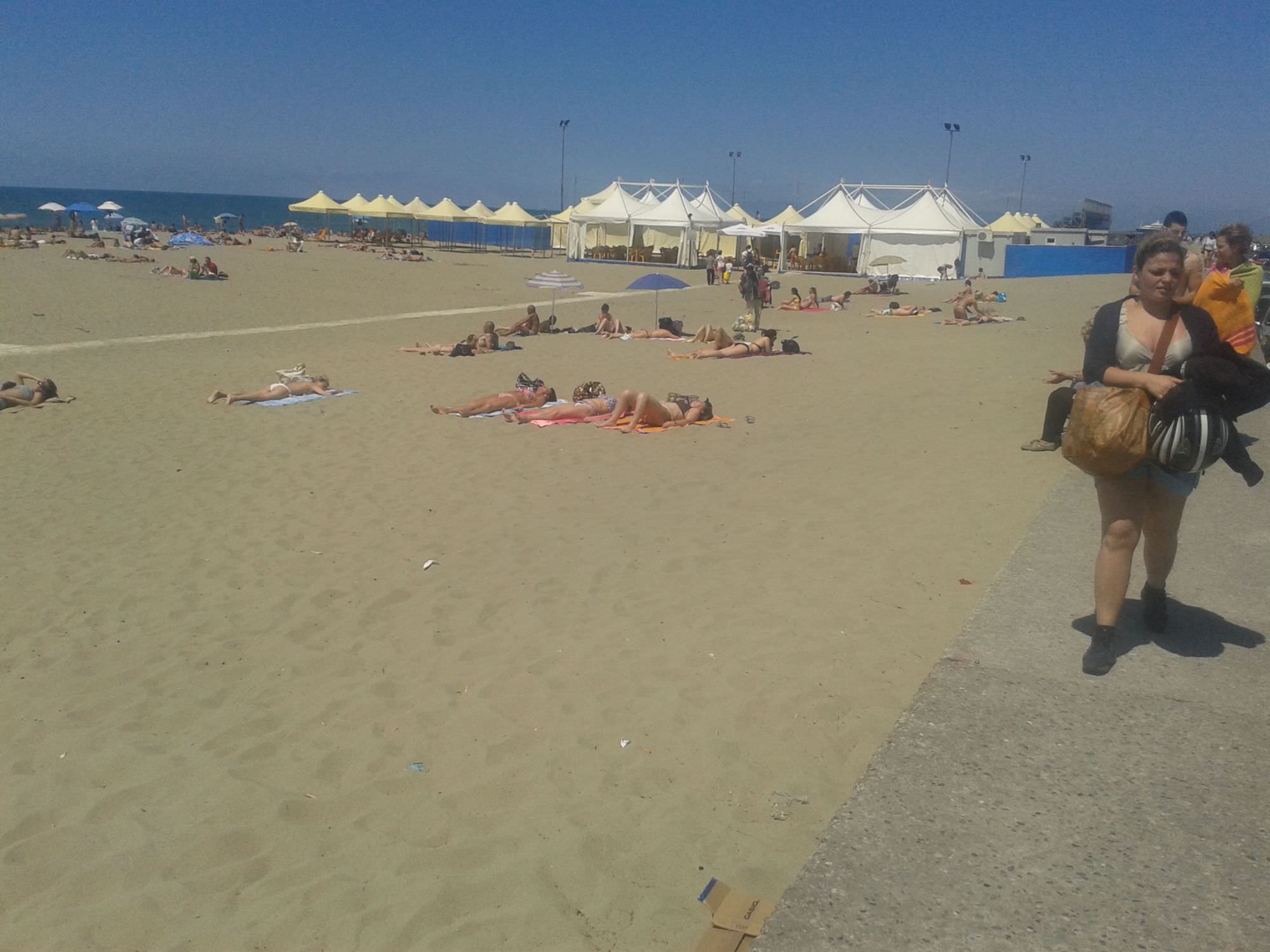 Tintarella e primi bagni alla spiaggia libera in Darsena