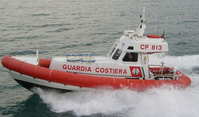 Mare sicuro. La Guardia costiera soccorre un gommone che stava imbarcando acqua