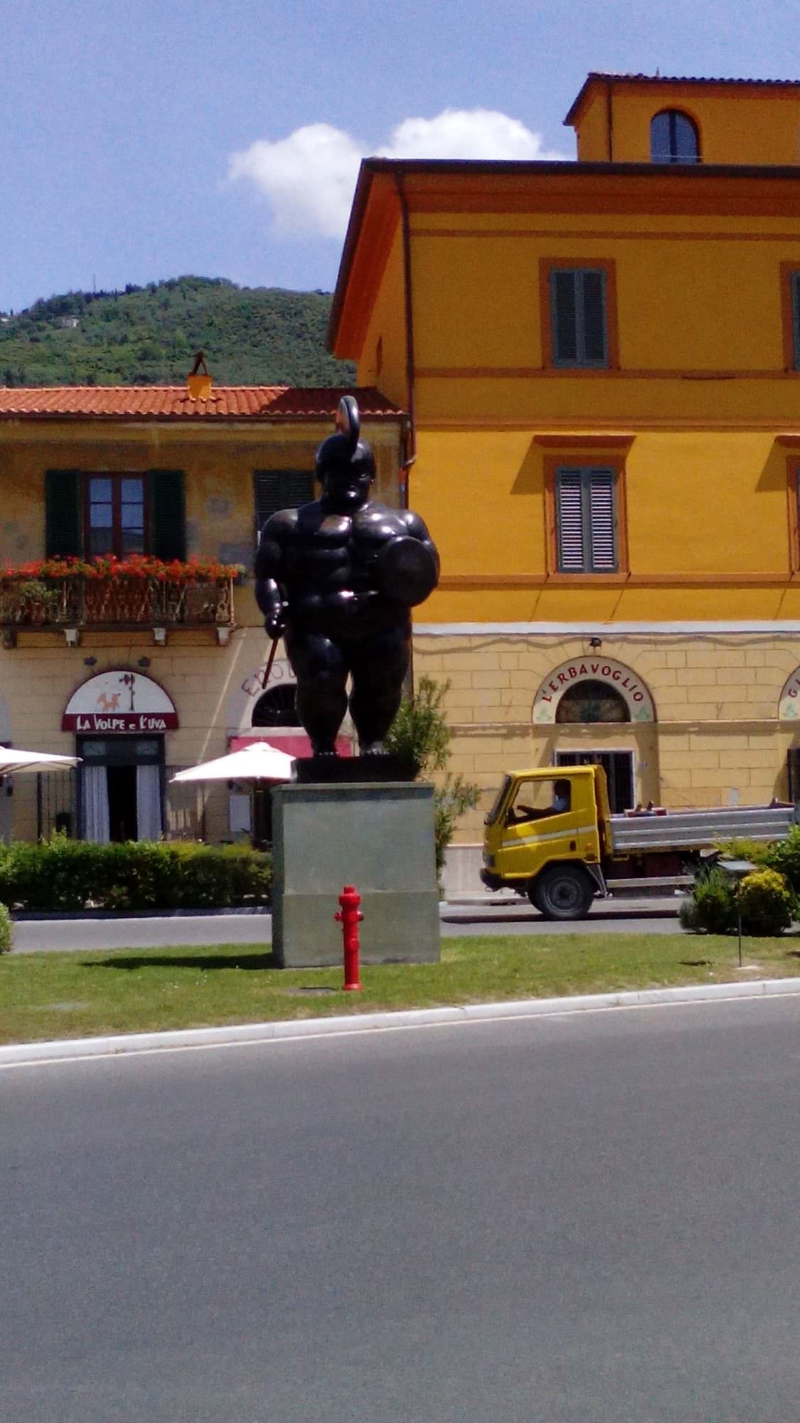 Taglio del verde. Ripulito “Il Guerriero” di Botero