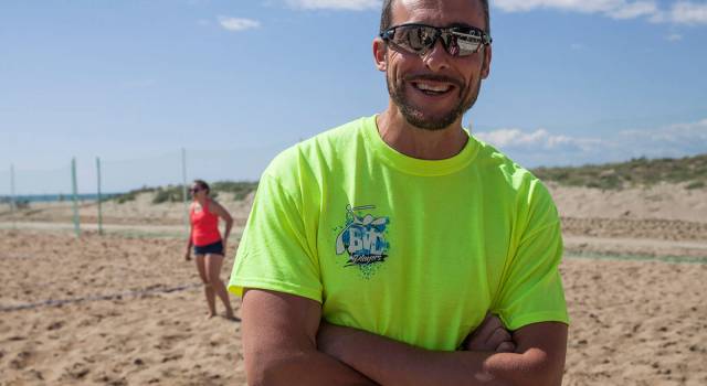 Eugenio Amore insegna i fondamentali del beach volley a Torre del Lago