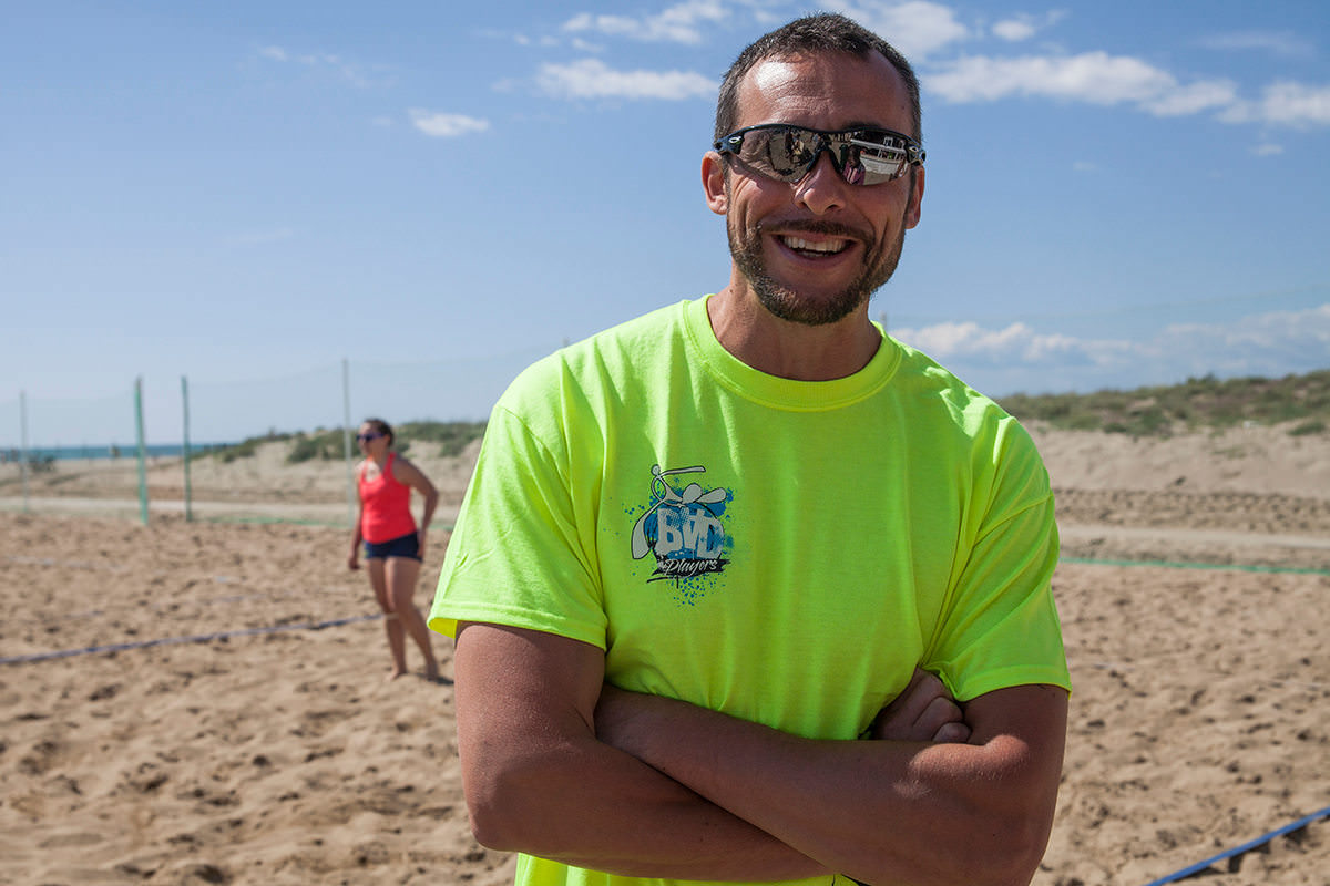 Eugenio Amore insegna i fondamentali del beach volley a Torre del Lago