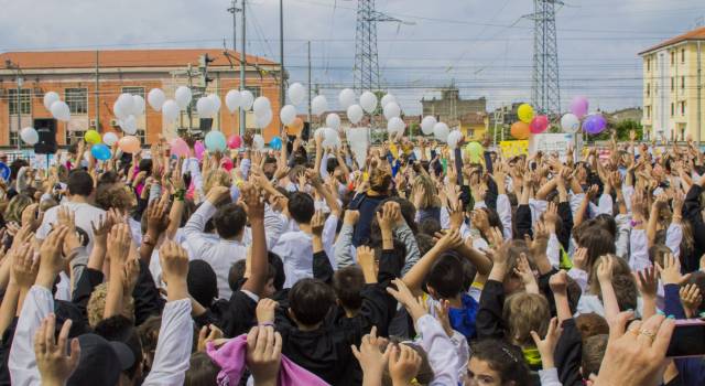 Viareggio, centinaia di bambini &#8220;colorano&#8221; i luoghi della strage (le foto)
