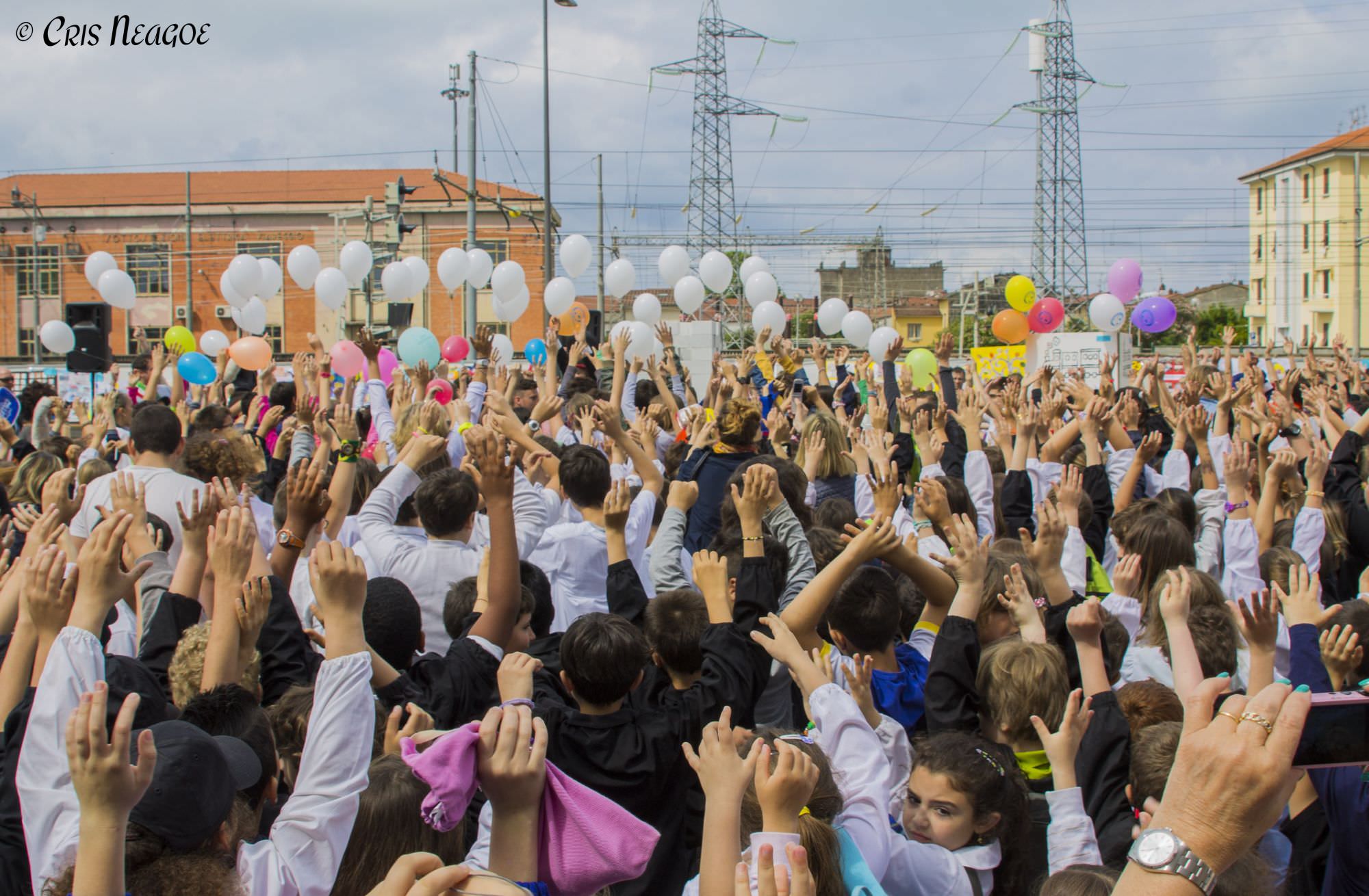 Viareggio, centinaia di bambini “colorano” i luoghi della strage (le foto)