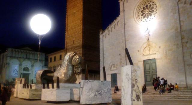 La luna di Aceves in piazza del Duomo