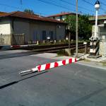 Con l'auto contro la sbarra, bloccato il passaggio a livello 1 foto VersiliaToday