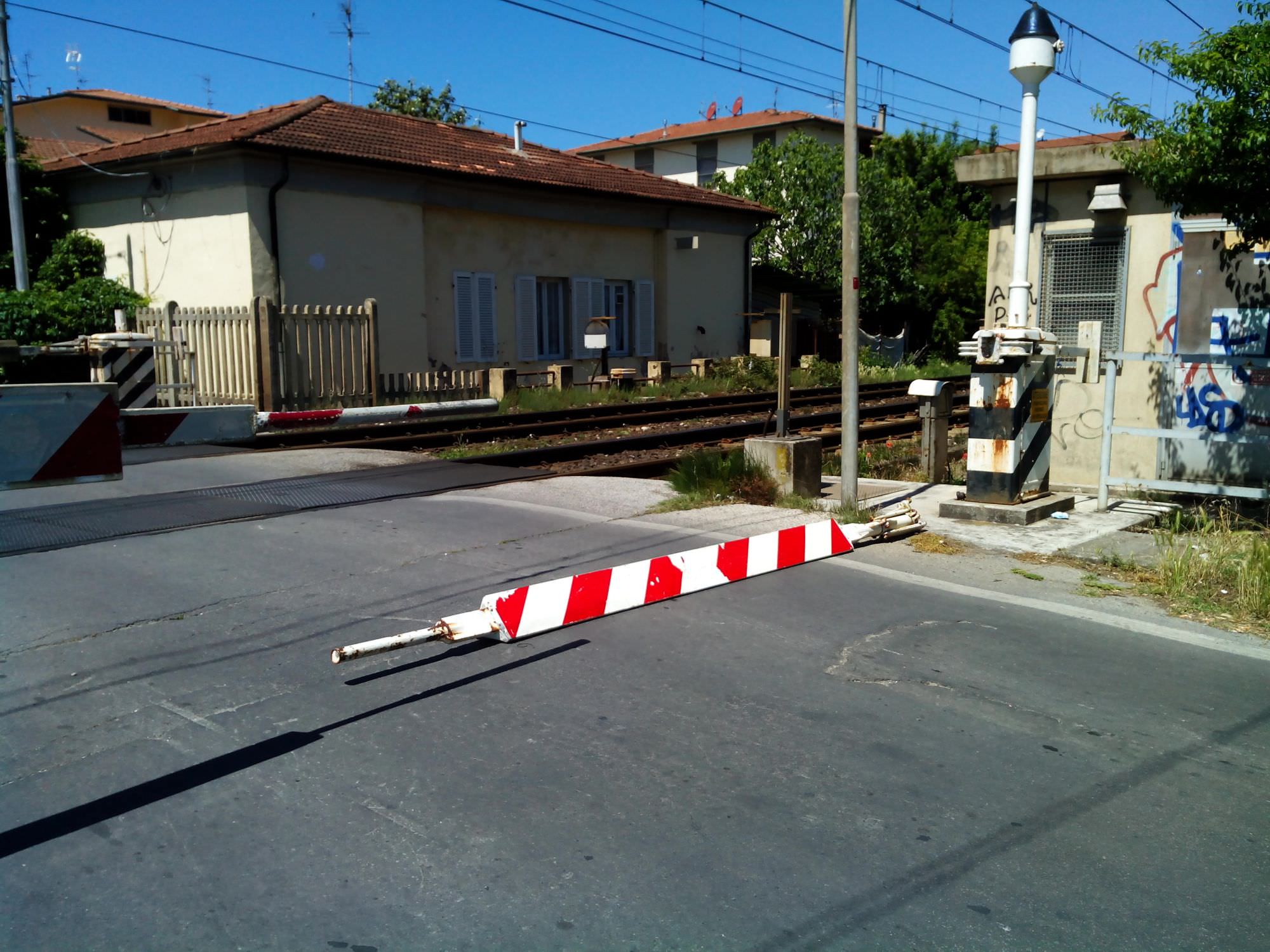 Chiuso per lavori il passaggio a livello di via Comparini