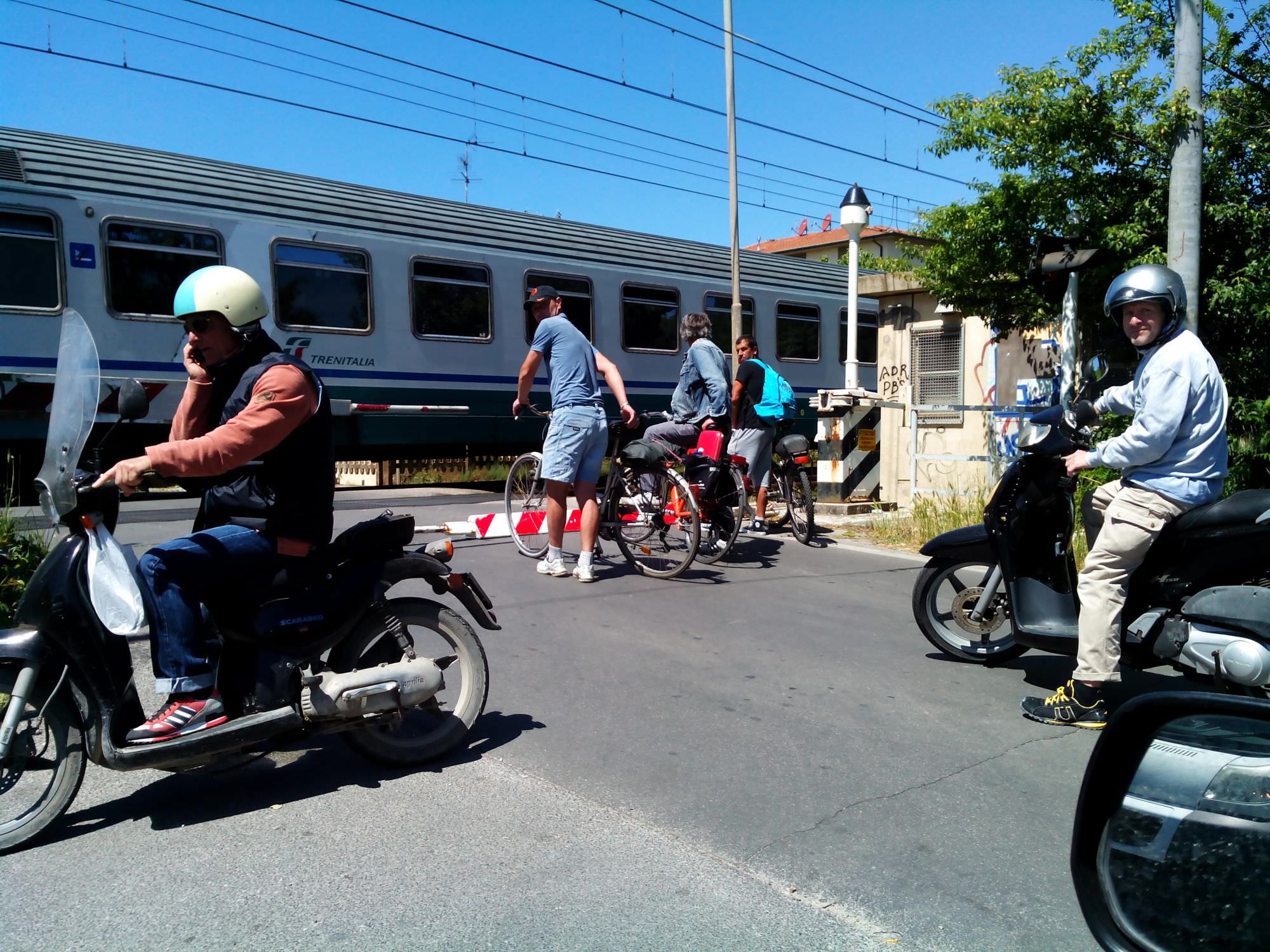 Con l’auto contro la sbarra, bloccato il passaggio a livello