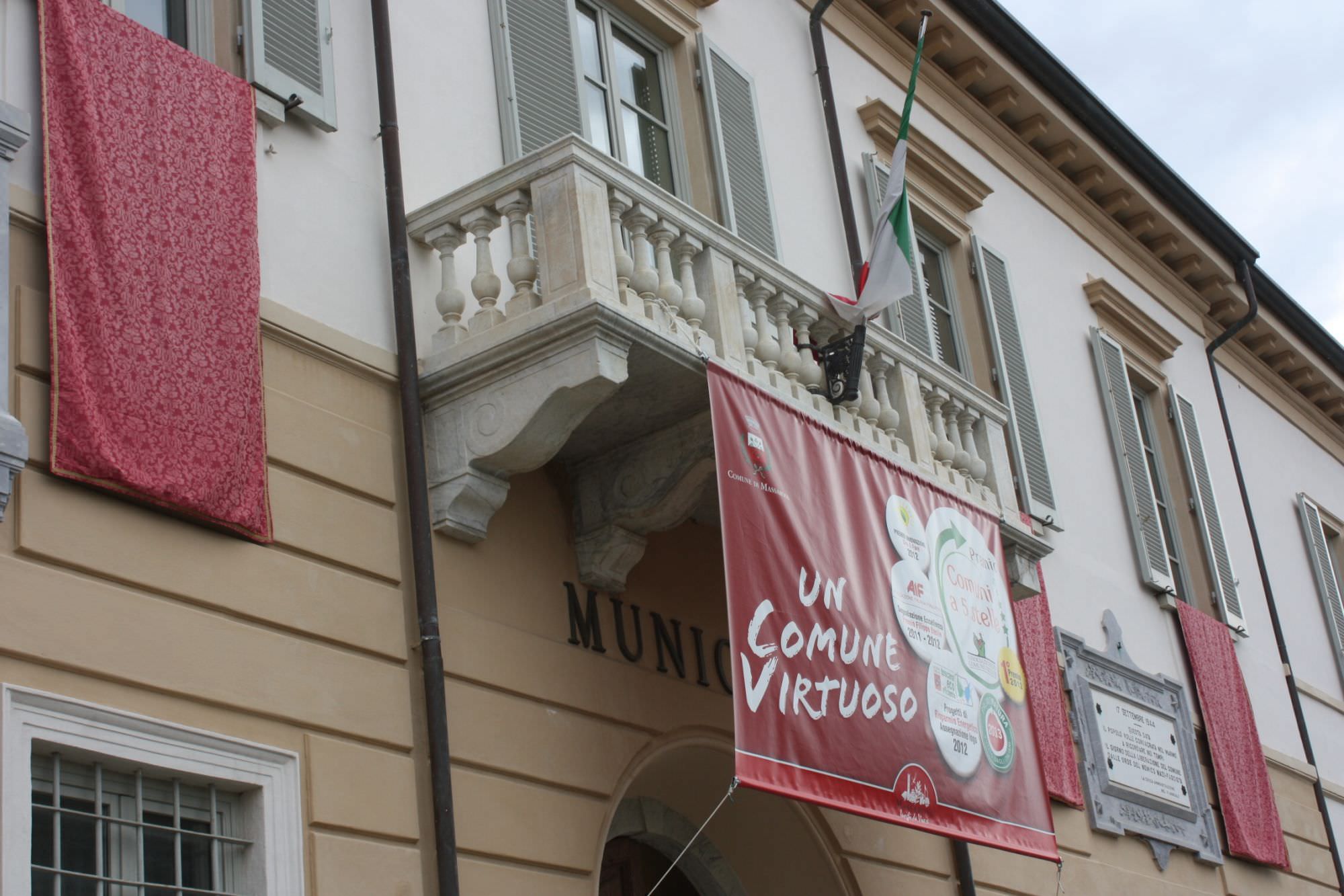 “Rimuovete quello striscione dal municipio”