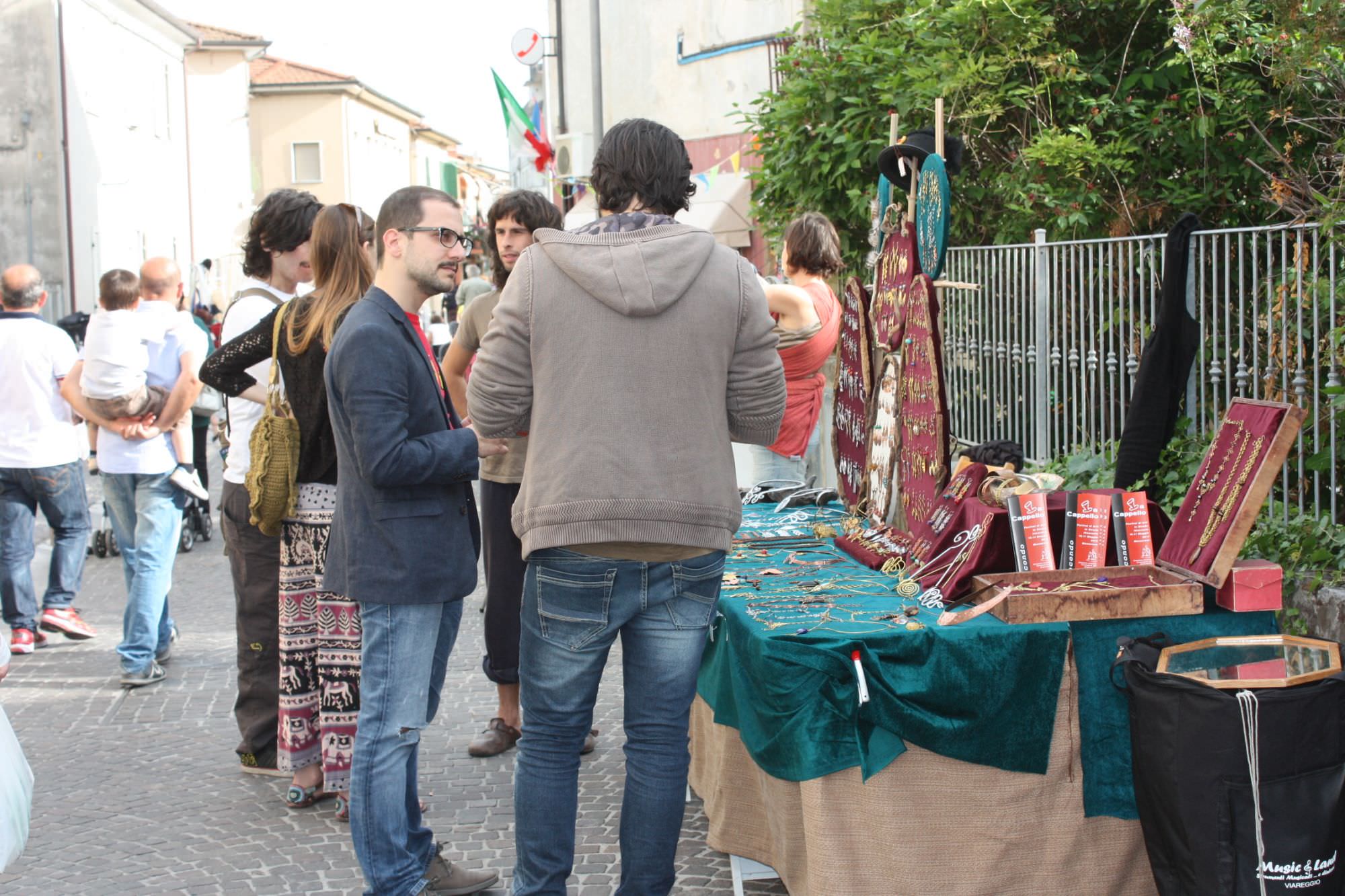 Blitz anticontraffazione al mercato di Forte dei Marmi