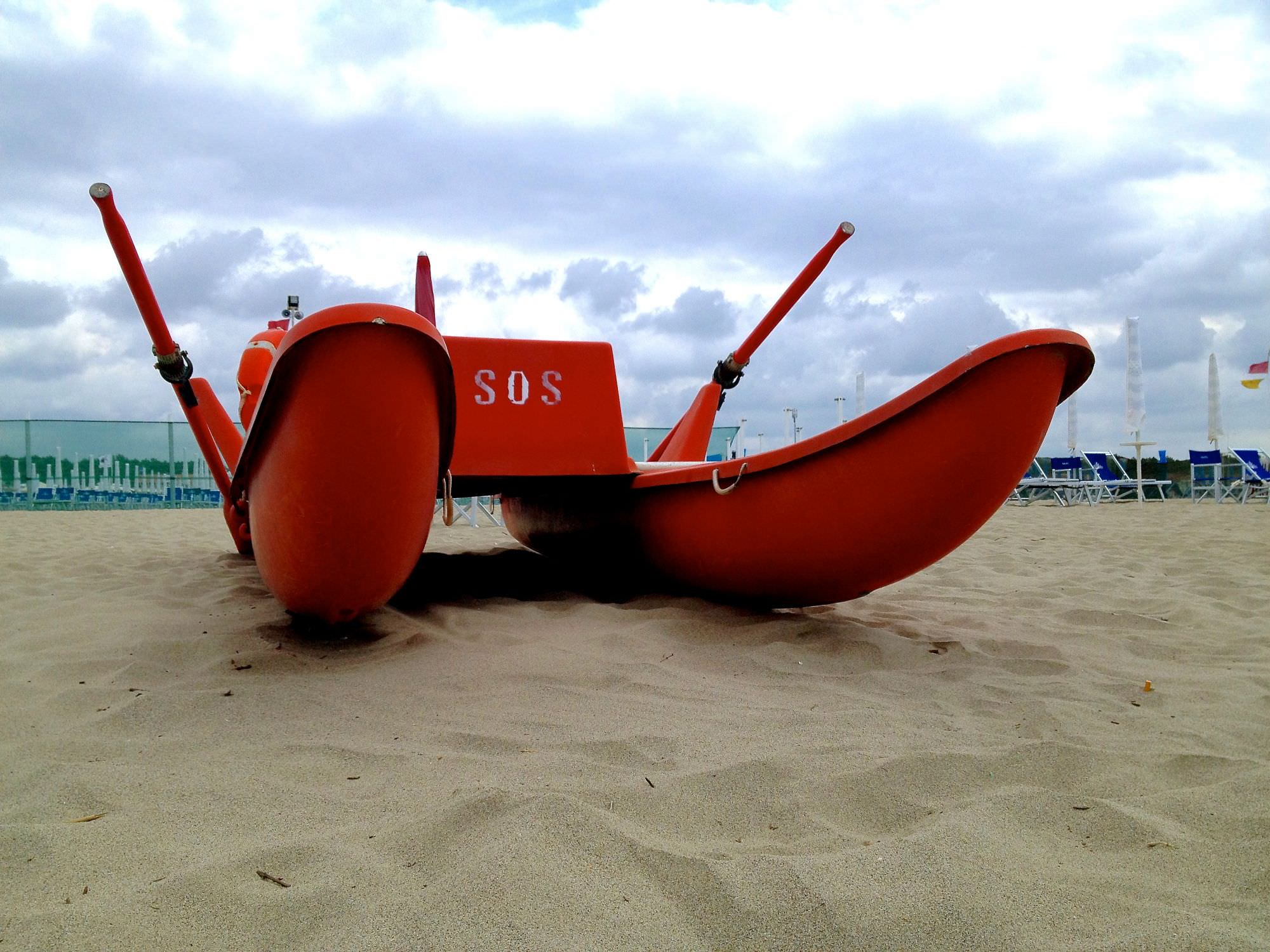 Cade in acqua mentre passeggia in spiaggia: malore fatale a Viareggio