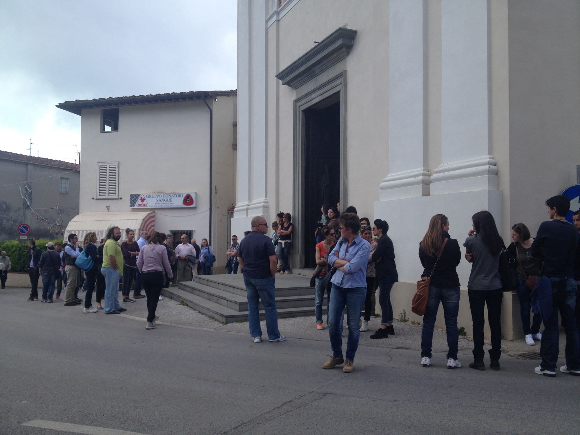 Massarosa piange la sua Veronica. I funerali della 37enne morta in un incidente