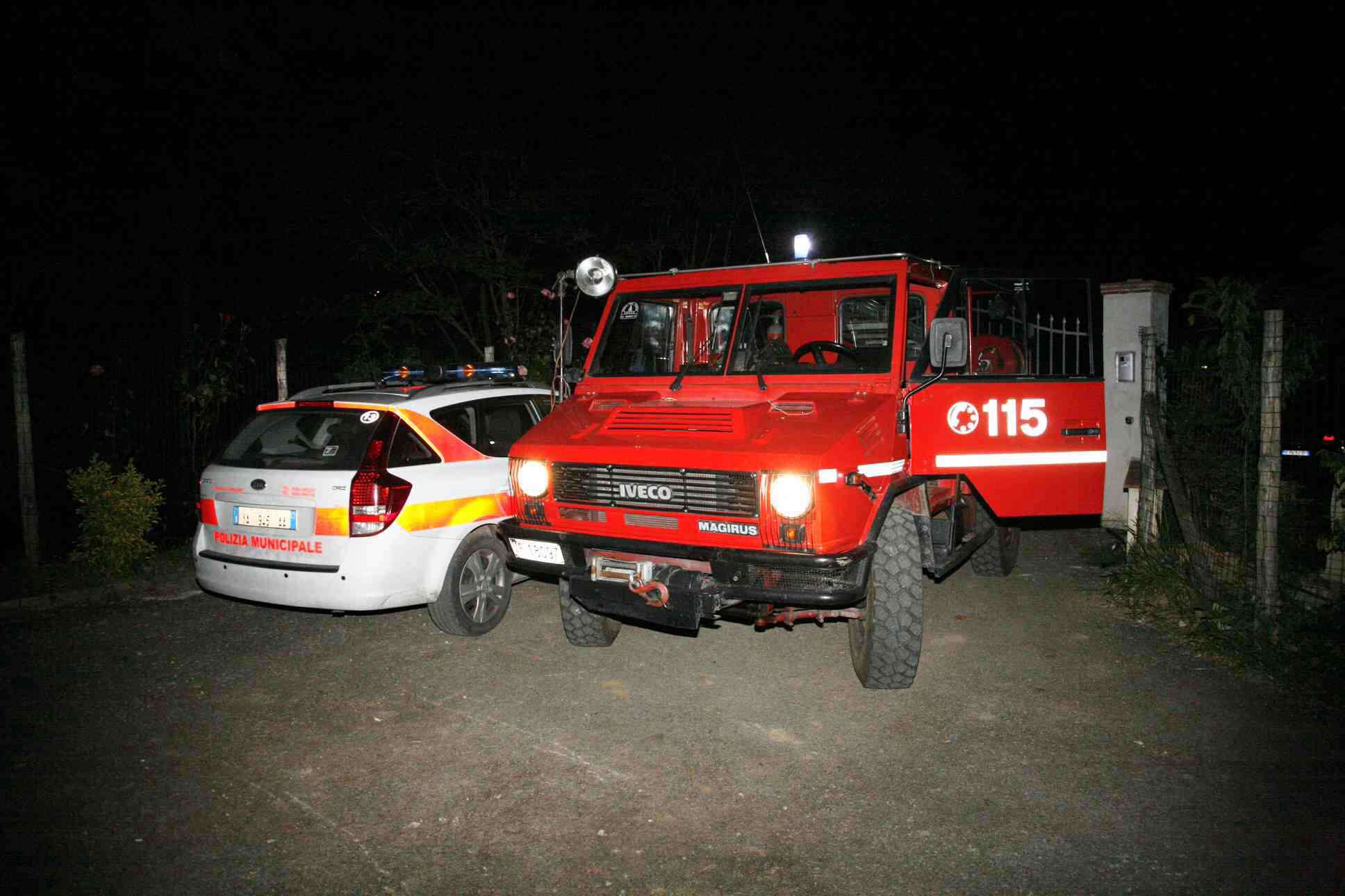 Auto cappottata a Camaiore: intervengono i pompieri per liberare due persone