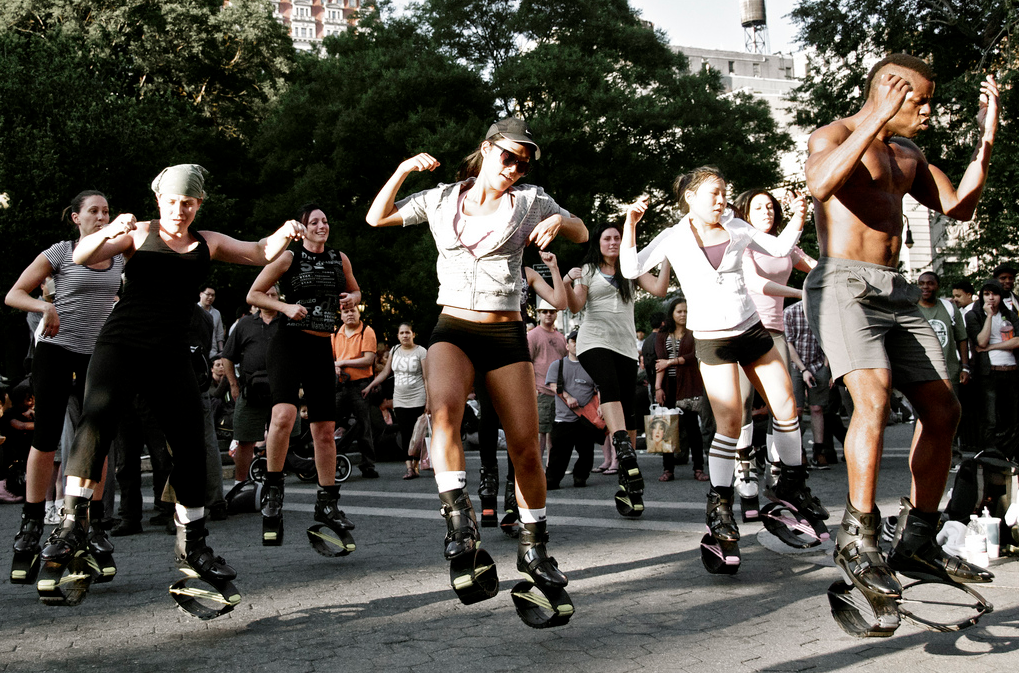 Bruciare calorie e rassodarsi molleggiando come un canguro. Arriva a Viareggio la nuova frontiera dello sport il “Kangoo Jumps”