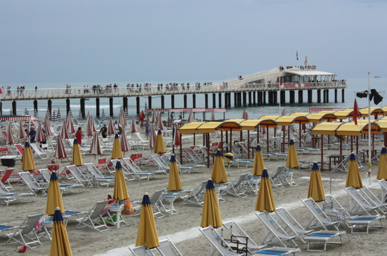 La spiaggia libera Lido di Camaiore invasa dai bambini